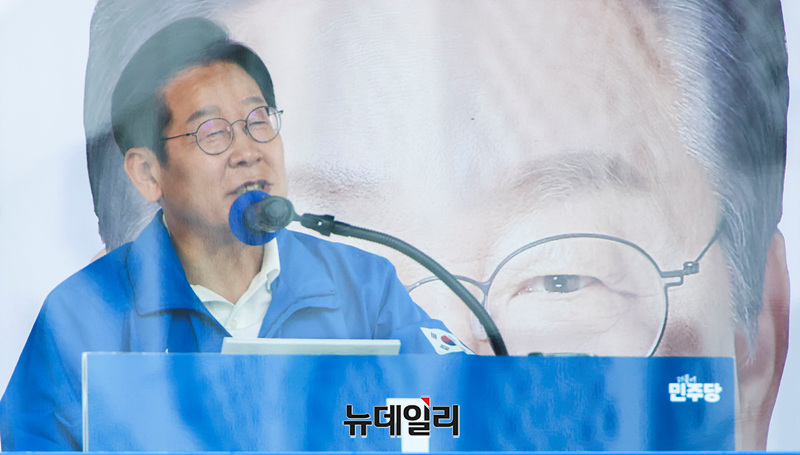 ▲ 이재명 더불어민주당 대선 후보가 28일 오후 서울 광진구 어린이대공원 앞에서 열린 유세에서 지지를 호소하고 있다. ⓒ이종현 기자