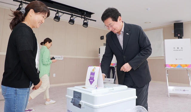 ▲ 이상일 용인시장이 29일 오후 처인구 중앙동행정복지센터에 마련된 ‘제21대 대통령 선거 중앙동 사전투표소’에서 투표 후 투표용지를 투표함에 넣고 있다. ⓒ홍완식기자