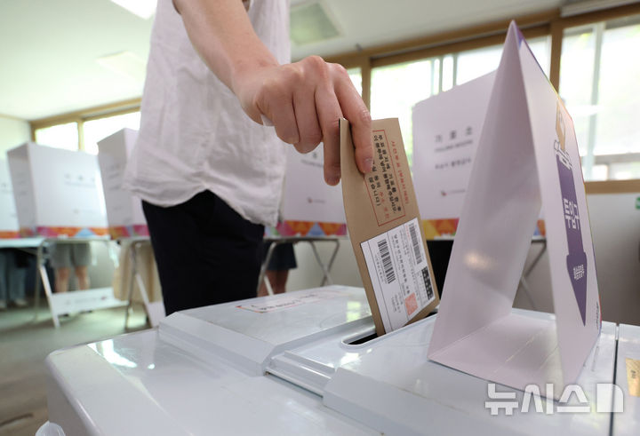 ▲ 29일 서울 서대문구 구 신촌동주민센터에 마련된 사전투표소에서 대학생 유권자들이 투표를 하고 있다. /뉴시스