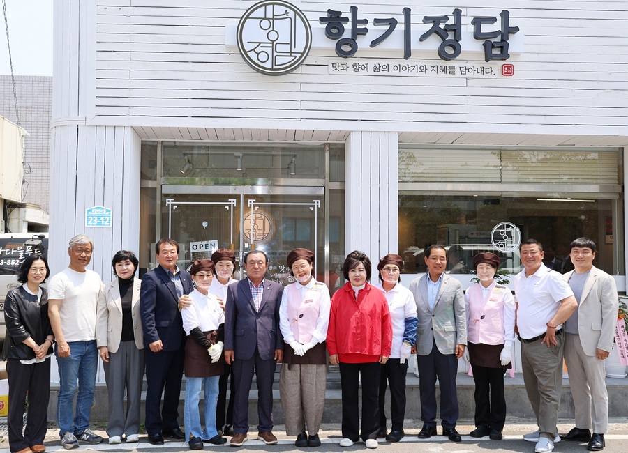 ▲ 경산시의회(의장 안문길)는 5월 27일 진량읍에 새롭게 문을 연 노인일자리 공동체사업단 ‘향기정담’을 방문해 참여 어르신들을 격려하고 함께 식사를 나누는 뜻깊은 시간을 보냈다.ⓒ경산시의회