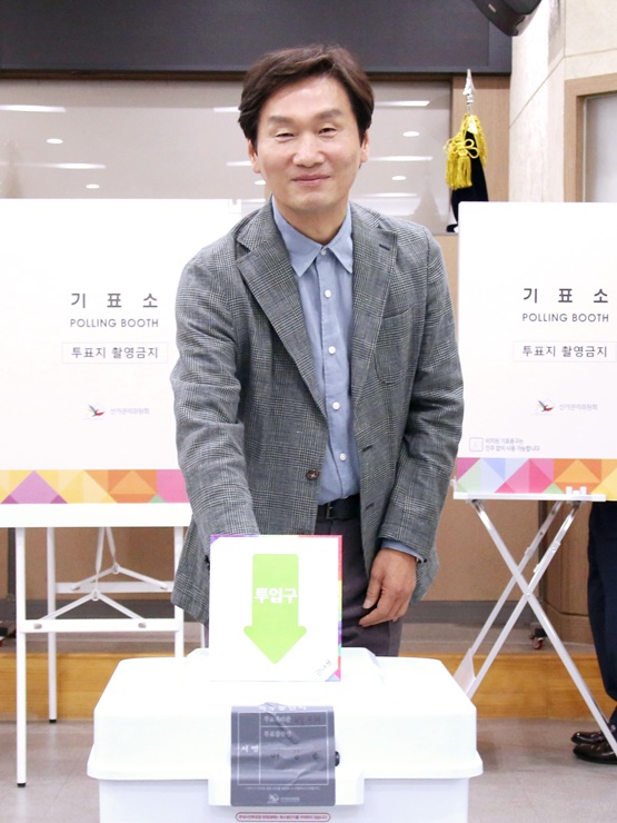 ▲ 조현일 경산시장은 제21대 대통령선거 사전투표 첫날인 29일, 중앙동사전투표소(경산시청 별관)를 찾아 소중한 한 표를 행사했다.ⓒ경산시