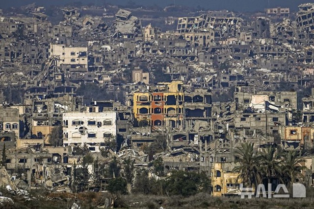 ▲ 이스라엘의 공격으로 파괴된 가자지구의 모습. 250103 AP/뉴시스. ⓒ뉴시스