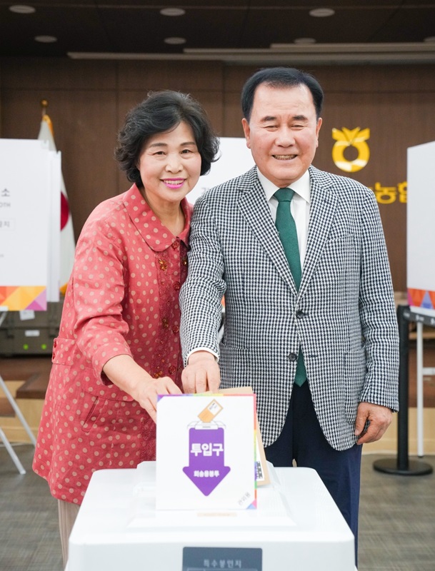 ▲ 6·3 조기대선을 앞두고 치러진 사전투표 첫날, 충청권 투표율이 19.54%로 역대 최고치를 기록했다. 대전 18.71%, 충남 17.93%, 충북 18.75%, 세종 22.45% 등 전국 평균(19.58%)에 비해 비슷하거나 높은 수준을 보였다. 사진은 김지철 충남교육감이 제21대 대통령선거 사전투표 첫날인 29일 내포신도시 홍성낙농협동조합 본점에 마련된 사전투표소를 찾아 부인 양현옥 여사와 함께 소중한 한 표를 행사했다.ⓒ충남도교육청