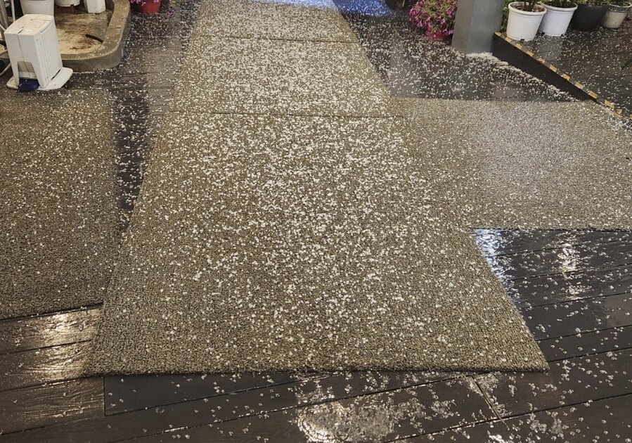 ▲ 청주 상당산성 더 산성카페 입구에 쏟아진 우박.ⓒ독자 제공