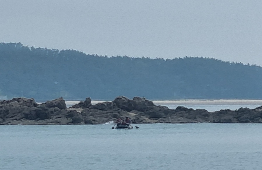 ▲ 태안해경이 천리포 닭섬에 고립된 2명을 구조하고 있다.ⓒ태안해양경찰서