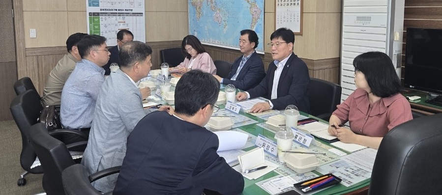 ▲ 충북경제자유구역청(이하 경자청)은 지난 29일 C&V센터 청장실에서 최복수 청장 주재로 외국인 투자기업 관계자들을 초청해 현장 간담회를 개최했다.ⓒ충북도