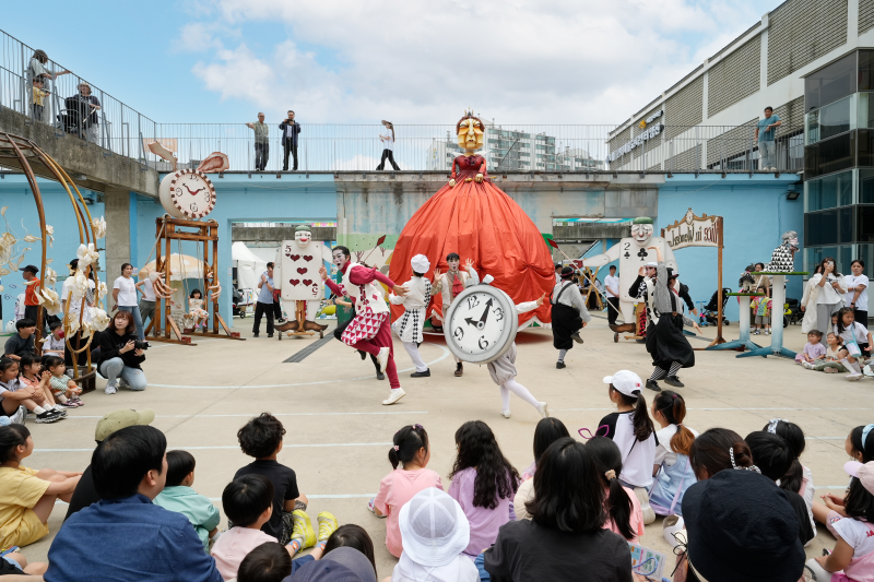 ▲ 지난해 예술힐링놀이터에서 진행된 대형인형극 '이상한 나라의 앨리스' 공연 현장.ⓒ서울문화재단