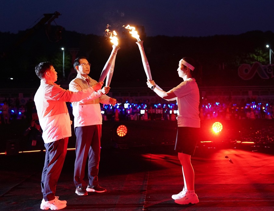 ▲ 이완섭 서산시장이 29일 제31회 충청남도장애인체육대회에 앞서 성화를 최종주자로부터 받고 있다.ⓒ서산시