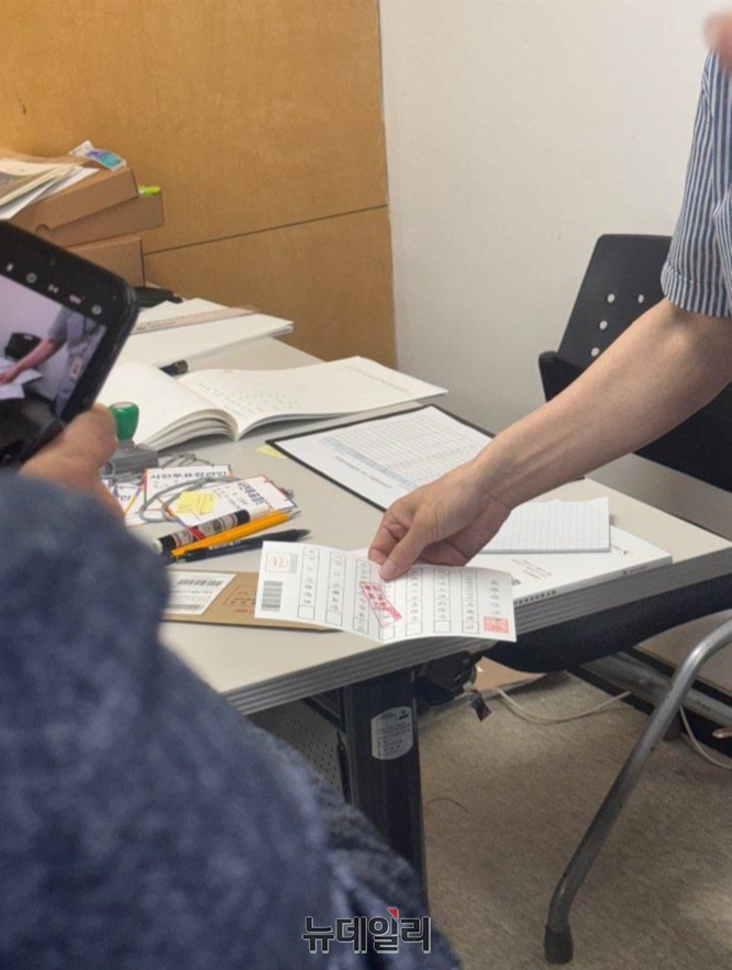 ▲ 경기 용인에서 이재명 더불어민주당 후보 이름에 이미 기표된 사전투표용지가 발견됐다. ⓒ제보자 제공