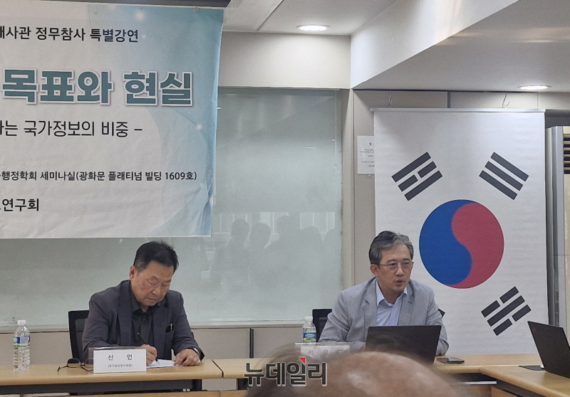 ▲ 쿠바 주재 북한 대사관에서 정무참사로 재직하다 2023년 11월 한국으로 망명한 리일규 민주평화통일자문회의 상임위원이 29일 오후 광화문에서 한국행정학회 국가정보연구회(회장 신언 전 파키스탄 대사)가 '북한 외교의 목표와 현실: 북한 외교에서 차지하는 국가정보의 비중'을 주제로 개최한 세미나에서 기조강연을 하고 있다. ⓒ조문정 기자