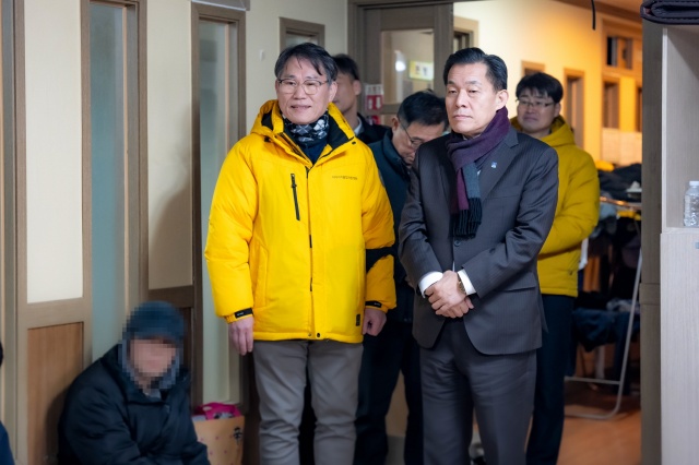 ▲ 이재준 수원시장이 한파주의보가 발령된 지난 1월 9일 노숙인 일시보호소 꿈터를 점검하고 있다. ⓒ수원시 제공