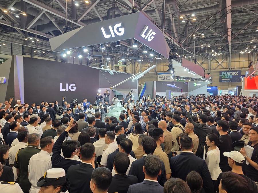 ▲ MADEX 2025를 찾은 많은 관계자들이 LIG넥스원 부스에 방문했다. ⓒLIG넥스원