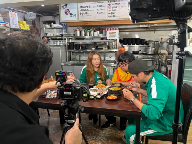▲ 대만 TVBS의 대표 미식·여행 예능 프로그램 '식상완가(食尚玩家)' 촬영모습. ⓒ경기관광공사 제공