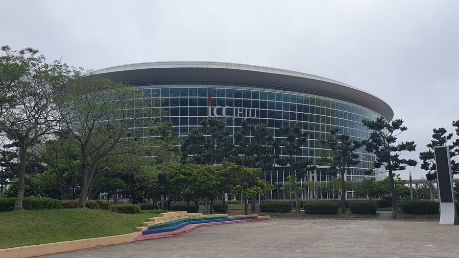 ▲ 유엔 환경계획(UNEP)이 주최하는 ‘2025 세계 환경의 날’ 행사가 열릴 제주국제컨벤션센터 전경 ⓒ노재균 기자