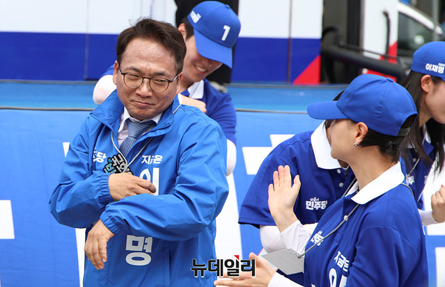 ▲ 제21대 대통령 선거를 앞둔 지난 21일 오후 인천 부평구 부평역 북광장에서 열린 이재명 더불어민주당 대선 후보 유세현장에서 박선원 의원이 춤을 추고 있다. ⓒ서성진 기자