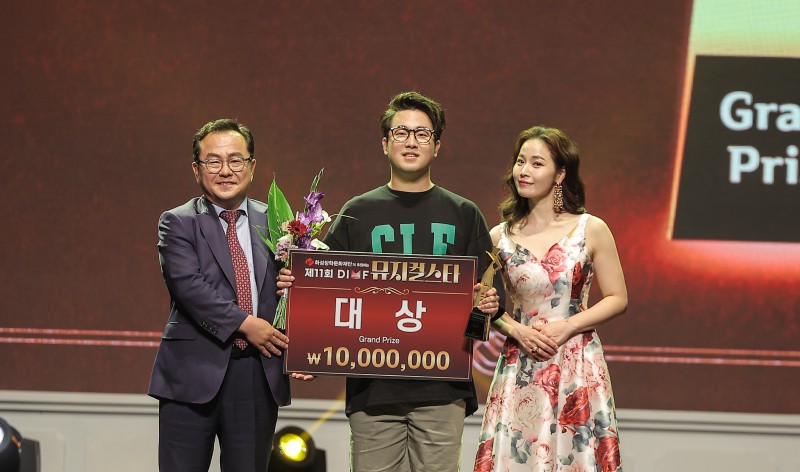 ▲ 왼쪽부터 홍성주 대구광역시 경제부시장, '제11회 DIMF 뮤지컬스타' 대상 수상자 한은빈, 배우 김보경.ⓒDIMF