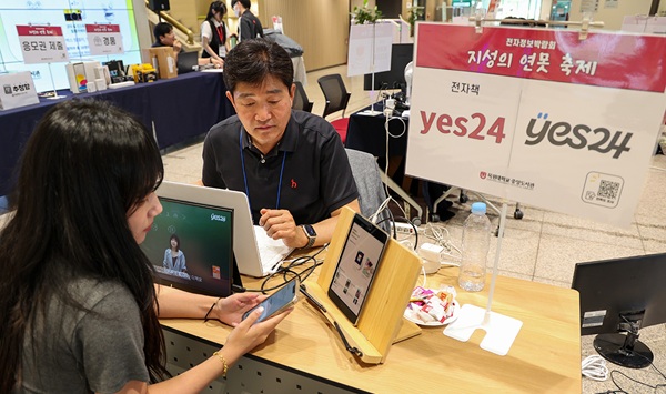 ▲ 중앙도서관이 ‘2025 전자정보박람회 지성의 연못 축제’를 열어 학생들에게 도서관 무료 전자정보자원 활용법을 소개하고 직접 체험 기회를 제공했다.ⓒ목원대
