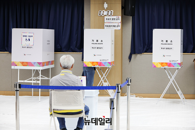 ▲ 제21대 대통령선거 사전투표 첫날인 29일 오전 경기 화성시 동탄9동 행정복지센터에서 시민들이 투표를 하고 있다. ⓒ서성진 기자