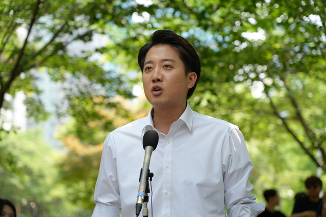 ▲ 이준석 개혁신당 대선 후보가 30일 서울 마포구 경의선숲길에서 기자들과 만나 질문에 답하고 있다. (사진=개혁신당)