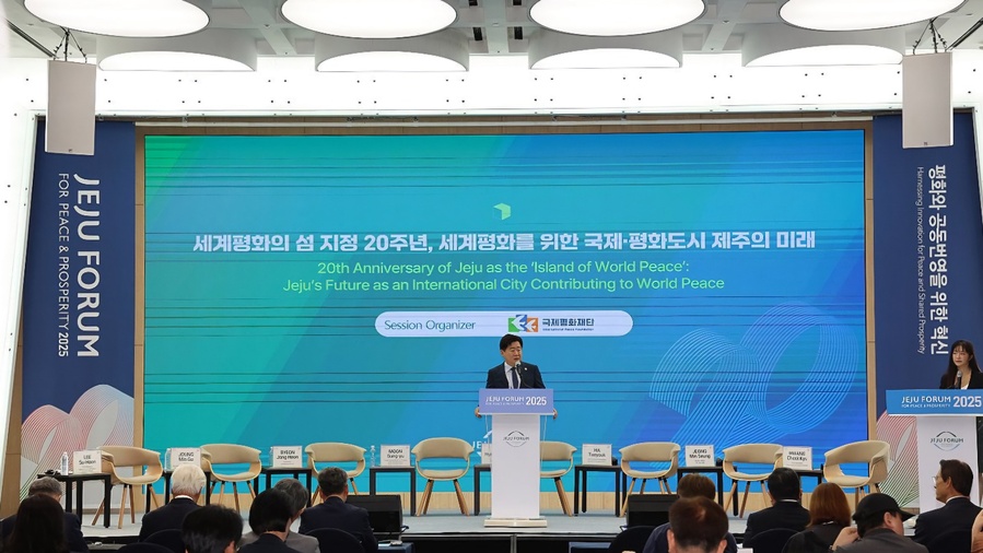 ▲ 30일 제주국제컨벤션센터에서 열린  제20회 제주포럼  ‘세계평화의 섬 20주년, 세계평화를 위한 국제평화도시 제주의 미래’ 세션에 참석한 오영훈 제주특별자치도자시가 개회사를 낭독하고 있다. ⓒ연합뉴스 제공