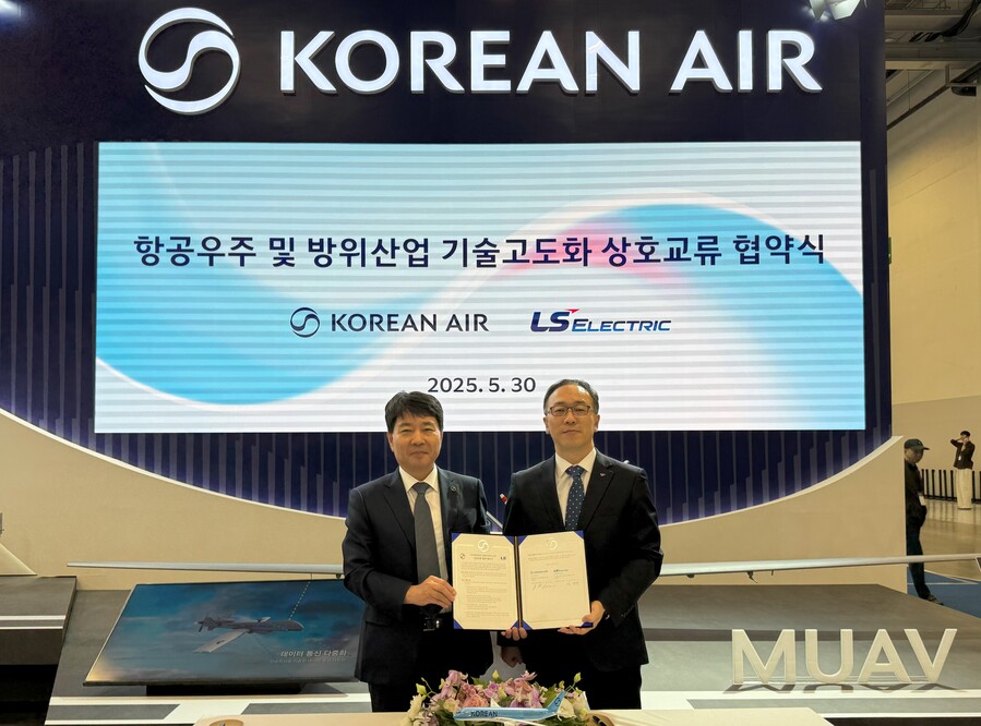 ▲ 대한항공과 LS일렉트릭이 2025 MADEX에서 MOU를 체결한 모습. ⓒ대한항공