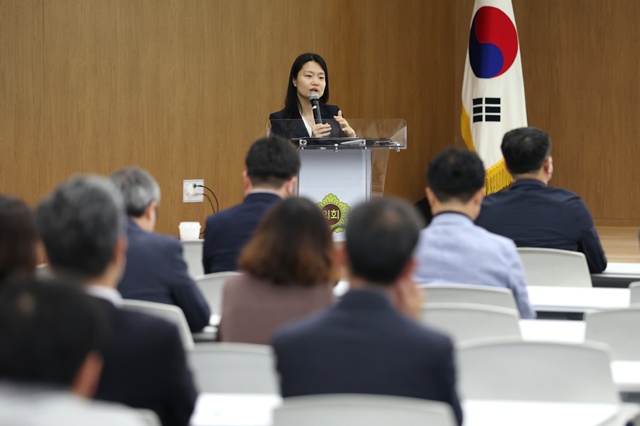 ▲ 민고은 변호사가 30일 경기도의회 대회의실에서 5급 이상 공무원 86명을 대상으로 '성희롱 등 예방 및 고충상담 대응 역량 강화 교육'을 진행하고 있다. ⓒ경기도의회 제공