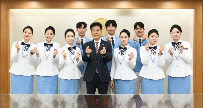 ▲ 백석문화대 ‘2025 학생홍보대사'로 위촉된 학생들이 송기신 총장과 기념촬영을 하고 있다.ⓒ백석문화대