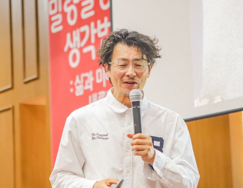 ▲ ㈜우아한형제들 브랜드실 총괄 한명수 상무가 ‘디지털 창의 토크콘서트’에서 강연을 하고 있다.ⓒ호서대