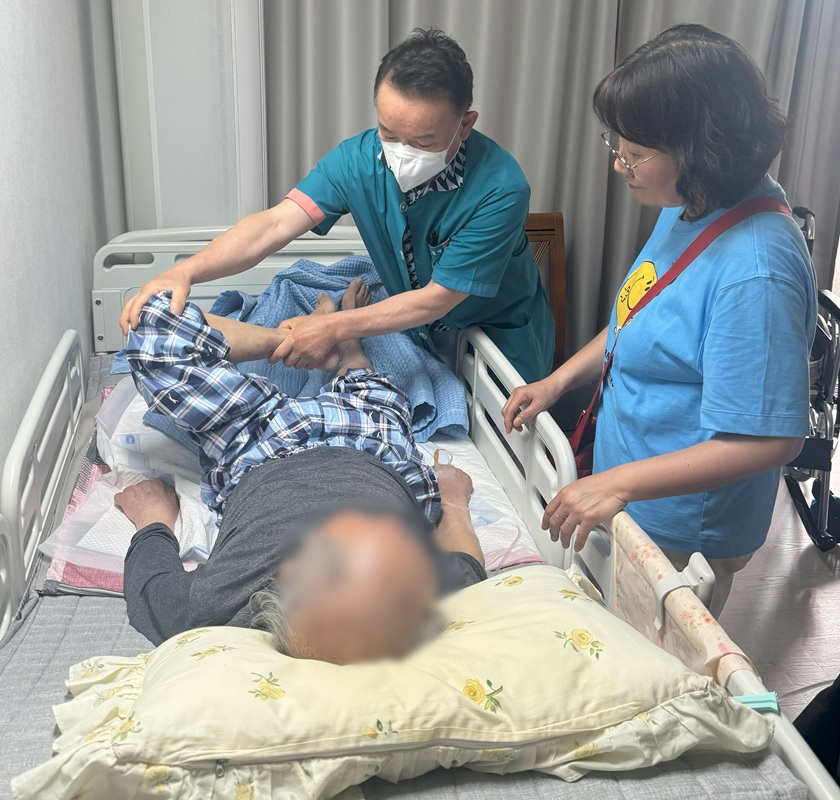 ▲ 청주시는 지난 29일 재택의료센터인 김영태신경외과의원과 함께 통합돌봄서비스 대상자 자택을 방문해 재가 의료서비스를 제공했다.ⓒ청주시