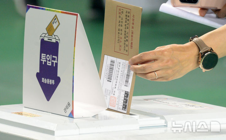 ▲ 21대 대선 사전투표 첫째날인 29일 한 유권자가 투표를 하고 있다. 해당 사진은 기사 내용과 직접적인 관련 없음. ⓒ뉴시스