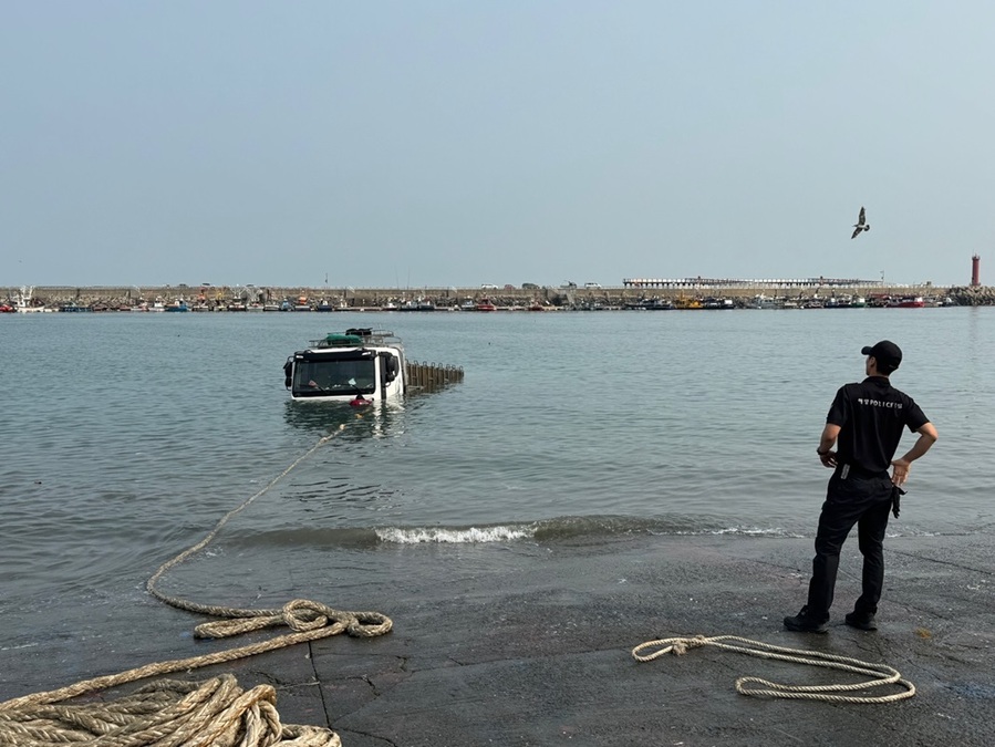▲ 30일 오후 충남 서천 홍원항 안간망 슬립웨이에서 어획물 적재 작업 중 바다에 추락한 트럭을 해경이 인양작업을 하고 있다.ⓒ보령해양경찰서
