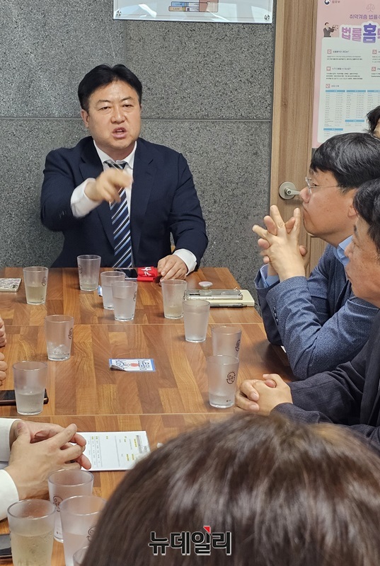 ▲ 29일 대전 유성구청에서 가진 박문용 부구청장과의 간담회에서 정태종 대전 디오토몰 조합장이 디오토몰 인가 당시 행정적인 문제점을 지적하며 거칠게 항의하고 있다.ⓒ김정원 기자