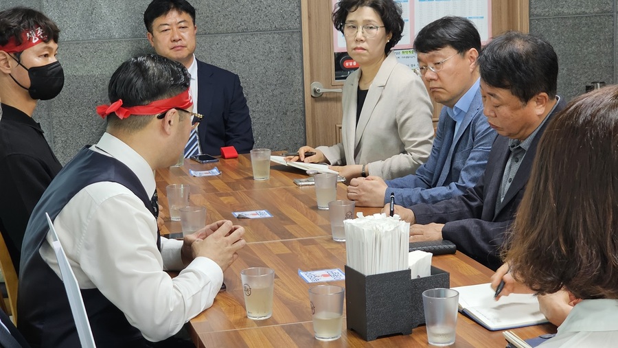 ▲ 대전 디오토몰 조합 한 임원(왼쪽)이 유성구청 박용문 부구청장과 간부들에게 디오토몰 인가 당시 건축허가 자료 등을 모두 제출해 줄 것을 요구하고 있다.ⓒ김정원 기자