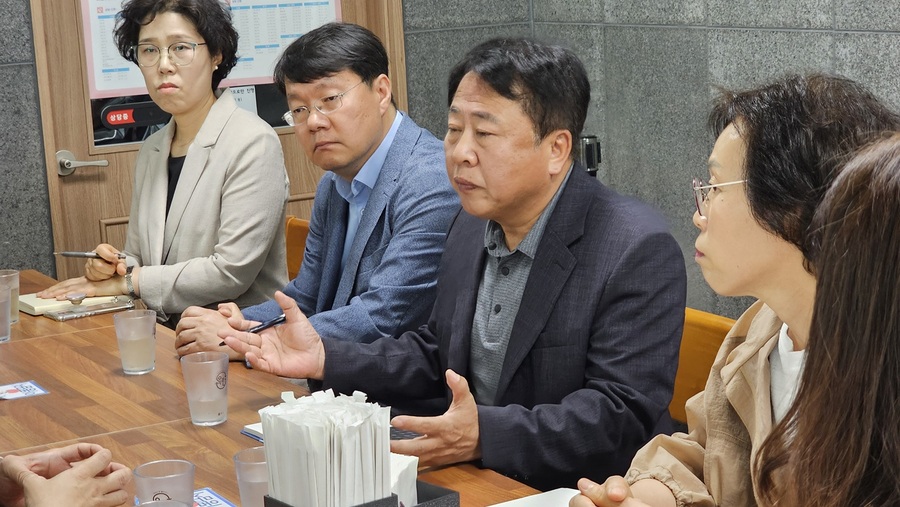 ▲ 대전 디오토몰 재인가 등과 관련해 유성구청 박문용 부구청장(왼쪽 두번째)과 관계 공무원들이 디오토몰 간부들에게 인허가 및 정보공개 청구와 관련해 설명을 하고 있다.ⓒ김정원 기자