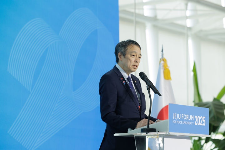▲ 미즈시마 고이치 주한일본대사가 29일 제주국제컨벤션센터에서 열린 ‘제20회 제주포럼, 한일 국교정상화 60주년 의미와 미래협력방향’ 세션에 참석해 축사를 낭독하고 있다. ⓒ제주포럼 제공