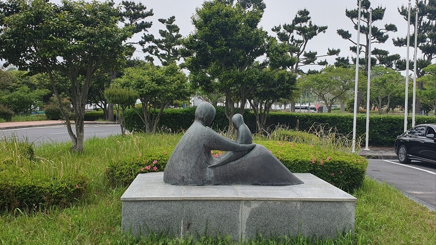 ▲ ‘제20회 평화와 번영을 위한 제주포럼’이 열리는 제주국제컨벤션센터 정원에 설치된 조형물 ⓒ노재균 기자
