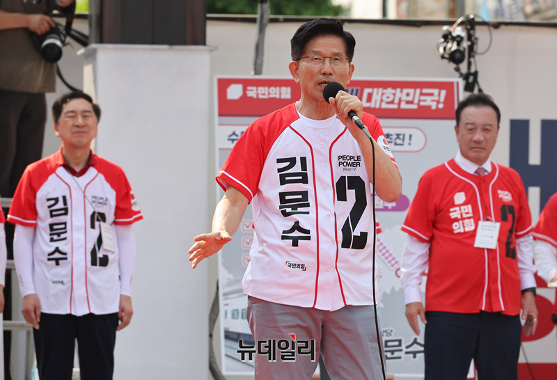 ▲ 김문수 국민의힘 대선 후보가 30일 충북 제천 문화의 거리에서 발언하고 있는 모습 ⓒ정상윤 기자