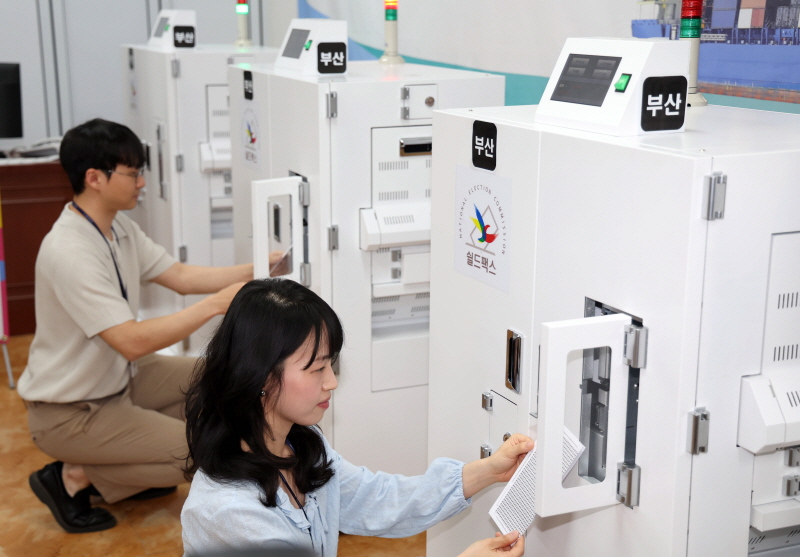 ▲ 제21대 대통령선거 선상투표 기간(26~29일)인 26일 부산 연제구 부산시선거관리위원회 선거상황실에서 선관위 직원들이 망망대해에 있는 선박의 선원들이 투표한 후 (전자)팩시밀리를 이용해 전송한 투표지를 접수하고 있다. 선상투표 기간 원양어선 등 454척의 선박에 승선 중인 선원 3051명이 투표에 참여할 예정이며, 선관위는 기표된 부분이 봉합된 상태로 수신되는 '쉴드팩스'로 투표지를 수신한 뒤 투표자의 주민등록지 관할 구·시·군 선관위에 등기 우편을 보내고 구·시·군 선관위가 선거일에 이를 개표한다. ⓒ뉴시스