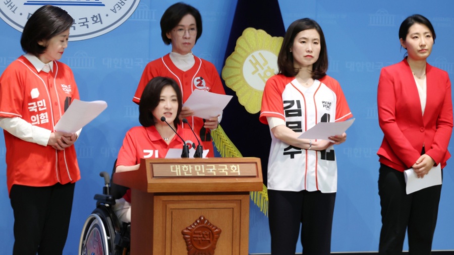 ▲ 국민의힘 중앙선거대책대위원회 여성본부 소속 국회의원들이 30일 서울 여의도 국회 소통관에서 기자회견을 열고 유시민 제5대 노무현재단 이사장이 29일 ‘김어준 다시뵈이다’에 출연해 김문수 국힘 대선후보의 아내 설난영 여사에 관해 한 발언에 대해 규탄하는 성명을 발표하고 있다. ⓒ연합뉴스 제공