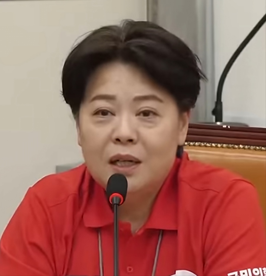 ▲ 윤희숙 국민의힘 여의도연구원장이 30일 YouTube 플랫폼‘윤희숙 TV’채널에 출연해 유시민 전 노무현 재단 이사장과 관련된 이야기를 하고 있다. ⓒYouTube ‘윤희숙 TV’ 화면 갈무리