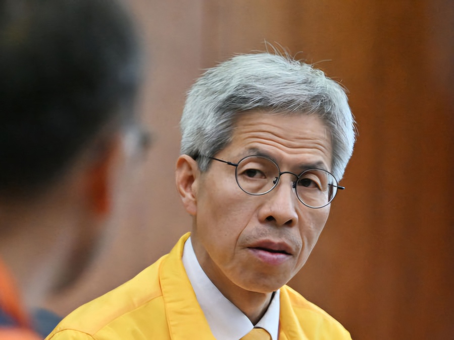 ▲ 권영국 민주노동당 대통령 선거후보가 29일 광주 금호타이어 광주공장에서 열린 노사간담회에 참여해 근로자의 이야기를 듣고 있다. ⓒ뉴시스 제공