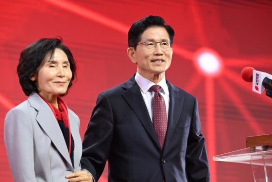 ▲ 지난 3일 고양시 킨텍스에서 개최된 국민의힘 제21대 대통령선거 후보지명 전당대회에서 대선후보로 선정된 김문수 후보다 수락연설 도중 아내 설난영 여사를 단상으로 호명해 당원들에 대하여 함께 인사하고 있다. ⓒ연합뉴스 제공