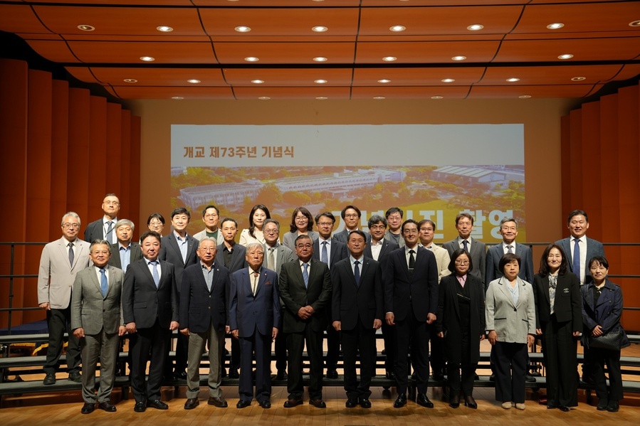 ▲ 지난 26일 열린 제주대학교‘개교 73주년 기념식’에서 장학증서와 표창장 등 을 받은 수상자들이 기념촬영을 하고 있다. ⓒ제주대학교 제공