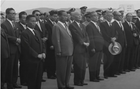 ▲ 박정희 대통령(왼쪽앞)이 검은 정장에 두손을 잡고 이승만의 유해를 영접하기 위해 1965년 7월23일 김포공항에서 3부요인들과 함께 비행기를 기다리고 있다.