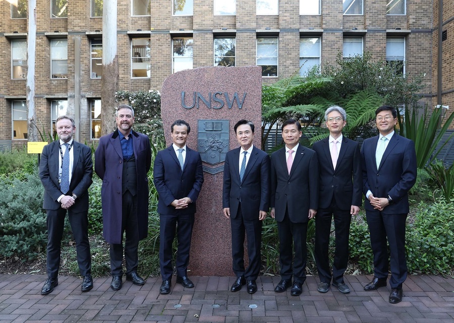 ▲ 김태흠 충남도지사가 호주 1위 공과대학인 뉴사우스웨일스대학교(UNSW) 상징물 앞에서  김경수 KAIST 대외부총장, 아누락 찬티봉 NSW 산업통상 장관, 아틸라 브렁스 UNSW 총장과 기념촬영을 하고 있다.ⓒ충남도