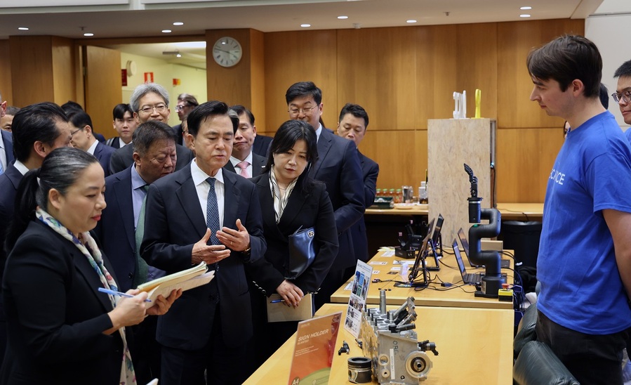 ▲ 김태흠 지사는 30일 호주 시드니 힐튼호텔에서 열린 충남해외시장개척단 수출상담회를 찾아 상담 테이블을 일일이 돌며 현지 바이어들에게 충남 제품의 우수성을 설명하고, 도내 참여 기업인들도 격려했다.ⓒ충남도