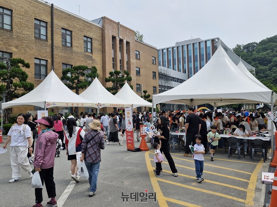 ▲ ‘충북 도청마실 플리마켓’이 31일 도청 일원에서 개최돼 영유아와 양육자 등 2천여 명이 참석해 즐거운 시간을 보냈다.ⓒ양승갑 기자