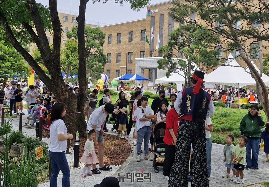 ▲ ‘충북 도청마실 플리마켓’이 31일 도청 일원에서 개최돼 영유아와 양육자 등 2천여 명이 참석해 즐거운 시간을 보냈다.ⓒ양승갑 기자