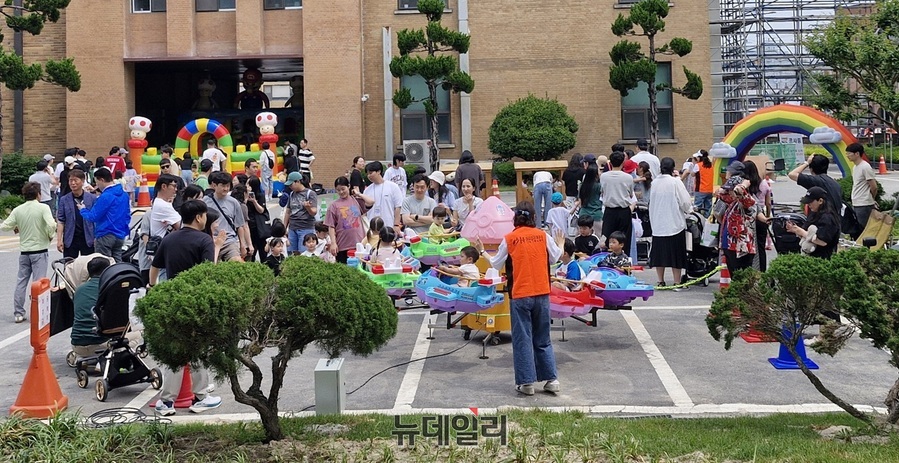 ▲ ‘충북 도청마실 플리마켓’이 31일 도청 일원에서 개최돼 영유아와 양육자 등 2천여 명이 참석해 즐거운 시간을 보냈다.ⓒ양승갑 기자