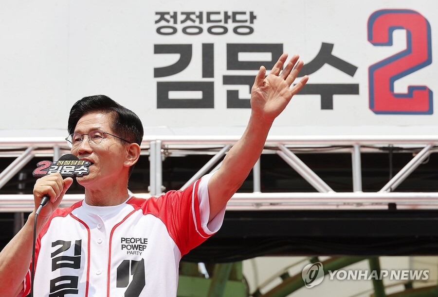 ▲ 김문수 국민의힘 대선 후보가 31일 강원 속초시 관광수산시장에서 열린 속초시·인제군·고성군·양양군 합동유세에서 지지를 호소하고 있다. /연합뉴스